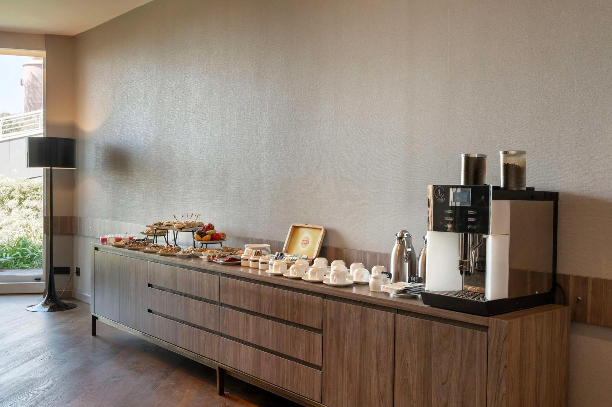 Radisson Blu Hotel Istanbul Ottomare Bagian luar foto A coffee station