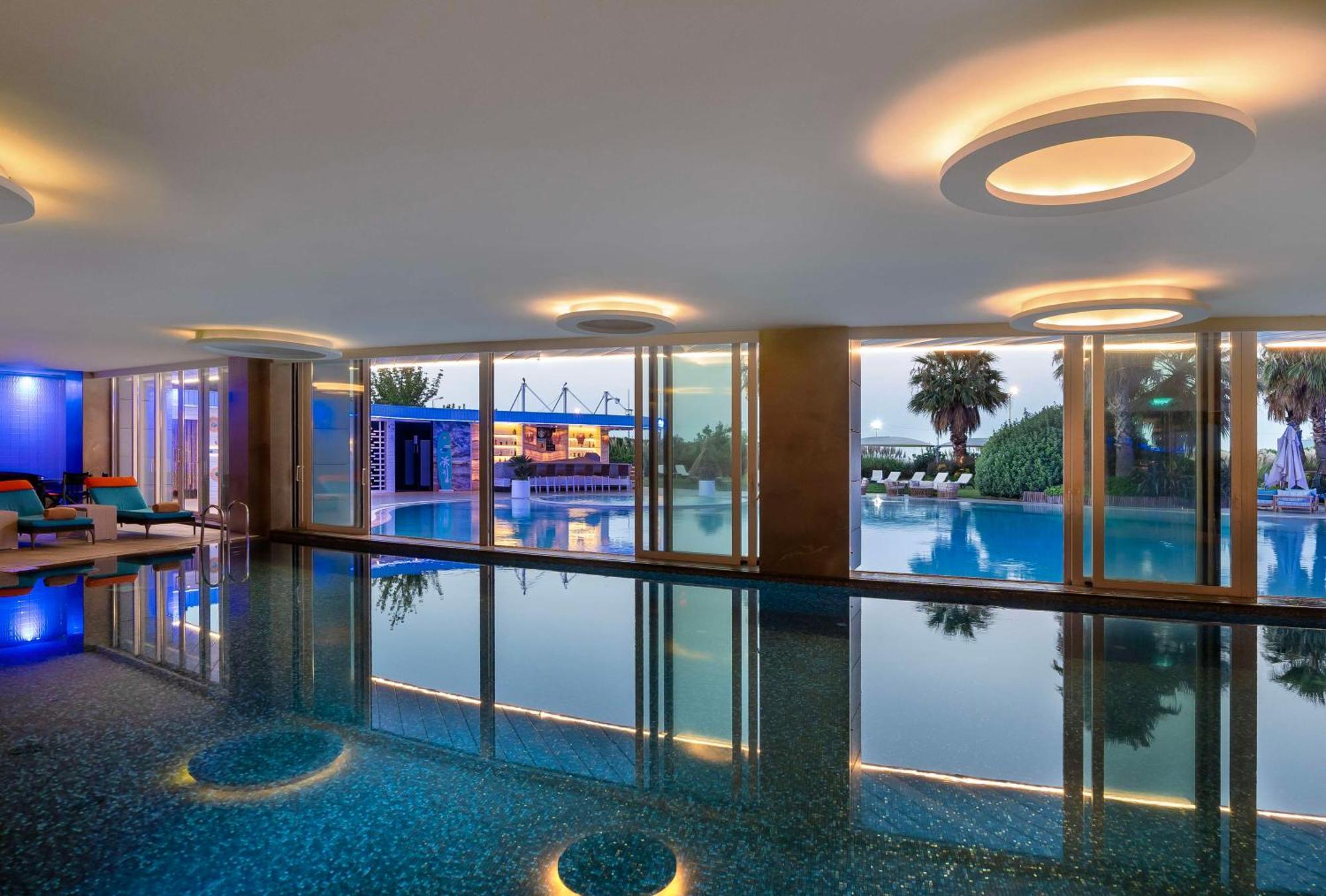 Radisson Blu Hotel Istanbul Ottomare Bagian luar foto The pool at the hotel