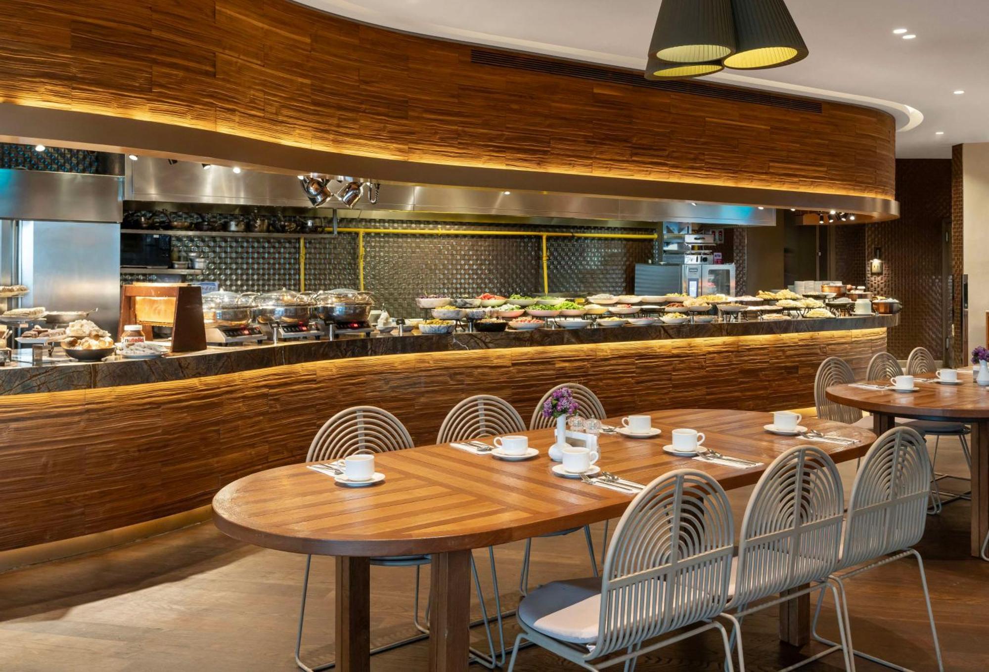 Radisson Blu Hotel Istanbul Ottomare Bagian luar foto The restaurant at the hotel