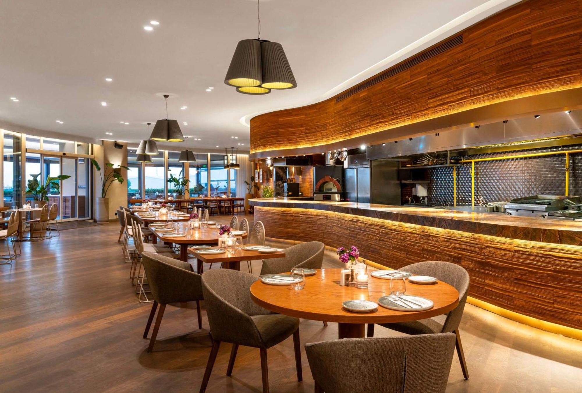 Radisson Blu Hotel Istanbul Ottomare Bagian luar foto The Kitchen Table