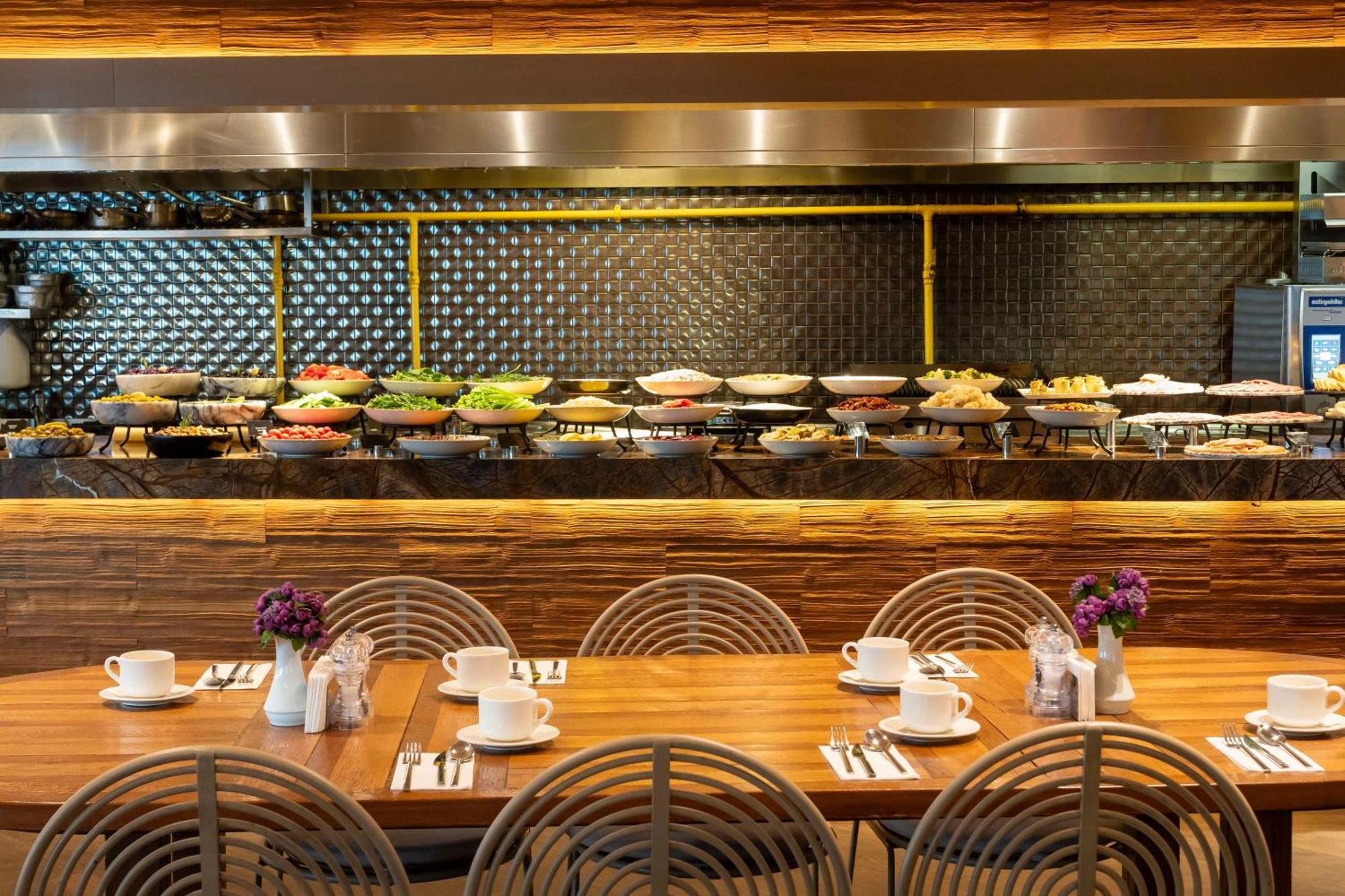 Radisson Blu Hotel Istanbul Ottomare Bagian luar foto The buffet at the restaurant